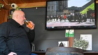 Con cerveza en mano en el pub “Duque de Edimburgo”, los británicos homenajean al príncipe Felipe | FOTOS