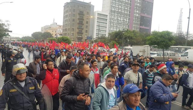 La marcha se realiza en diversas calles del Centro de Lima. (Foto: Twitter@aquintanillach_)
