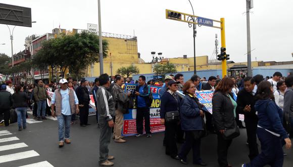 Profesores avanzaron por la avenida Nicolás de Piérola rumbo a la plaza San Martín. Los manifestantes generaron congestión en la avenida Miguel Grau y Abancay (Foto: Jorge Malpartida Tabuchi)