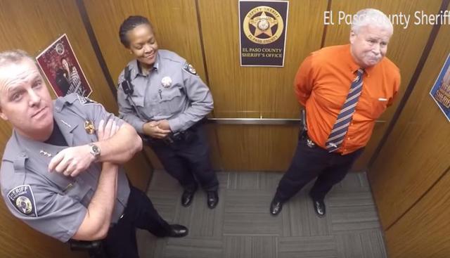 Este policía comenzó a tener movimientos nunca antes vistos mientras una sonrisa marcaba su rostro. (Foto: El Country Sheriff)