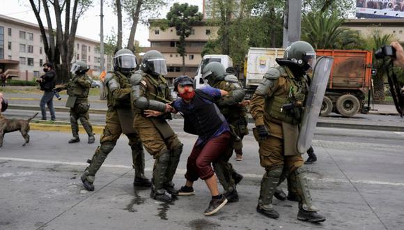 Un artista callejero es detenido durante una protesta después de que un policía mató a tiros a un artista callejero en la zona sur de Panguipulli, en Concepción, Chile. (Foto: REUTERS / Jose Luís Saavedra).