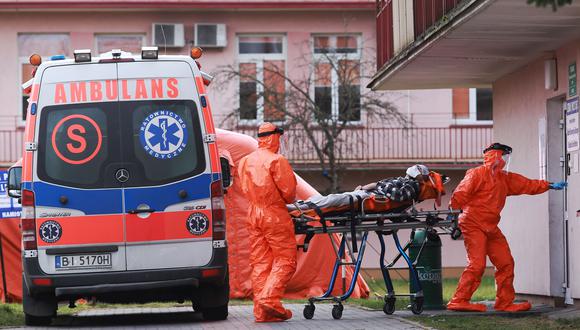 Equipo médico que usa equipo de protección lleva a un paciente sospechoso de tener coronavirus (COVID-19) a un hospital en Bialystok, Polonia. (Reuters).