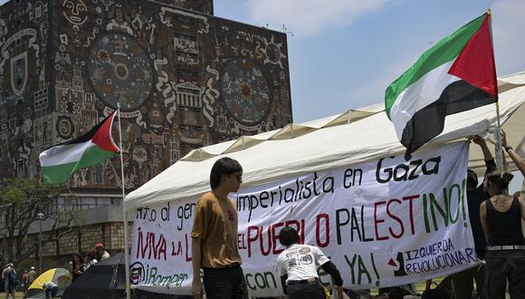 Activistas levantan una carpa frente al edificio de la rectoría de la Universidad Autónoma de México (UNAM), en la Ciudad de México el 2 de mayo de 2024. (Foto de Yuri CORTEZ / AFP)