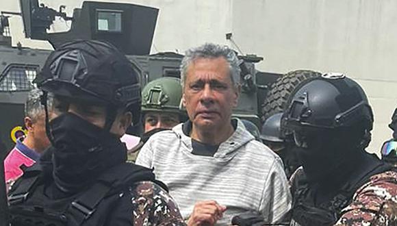 Jorge Glas escoltado por miembros del Grupo de Acción Penitenciaria Especial (GEAP) durante su llegada a la prisión de máxima seguridad La Roca en Guayaquil el 6 de abril de 2024. (Policía Ecuatoriana / AFP).