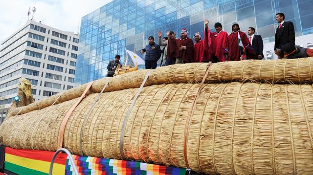 Bolivia despide al barco de totora que viajará por el Pacífico - 1