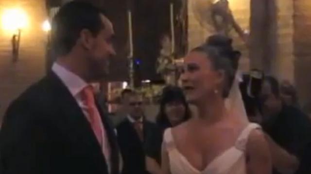 En una boda en España, la novia sorprendió cantando "Quiéreme" e hizo llorar a todos en la Iglesia. El video fue subido a Facebook, donde se volvió viral por conmover a los usuarios. (Foto: captura)