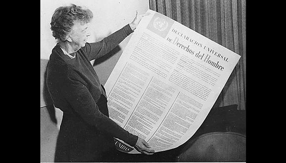 Eleanor Roosevelt sosteniendo una copia en español de la Declaración Universal de los Derechos Humanos. (Dominio Público)