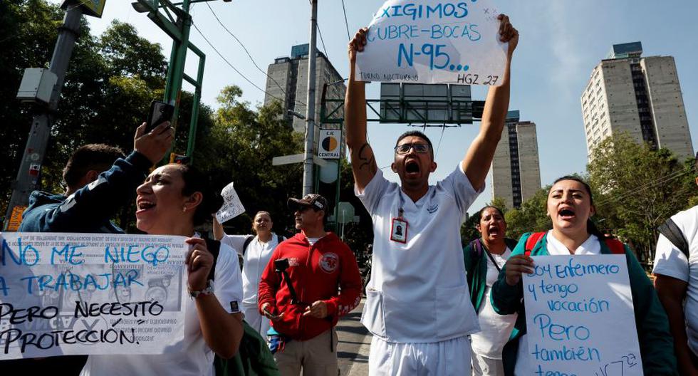 La muerte del especialista desembocó en una protesta de personal de salud del hospital que se niegan a trabajar hasta que las autoridades les entreguen los equipos necesarios para evitar el contagio de coronavirus. (Foto: EFE/José Méndez).