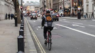 Ford crea una casaca con emojis y señales LED para la seguridad de ciclistas | FOTOS