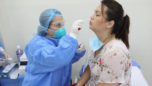 El Ministerio de Salud detalló que también se ha dispuesto la adquisición de 12.500 pruebas de secuenciación genética, a fin de identificar las variantes circulantes en el Perú. (Foto: El Comercio)