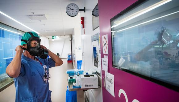 Imagen referencial. Un trabajador de la salud se pone equipo de protección mientras se prepara para tratar a los pacientes infectados con coronavirus en el hospital Sodersjukhuset de Estocolmo (Suecia), el 11 de junio de 2020. (Jonathan NACKSTRAND / AFP).