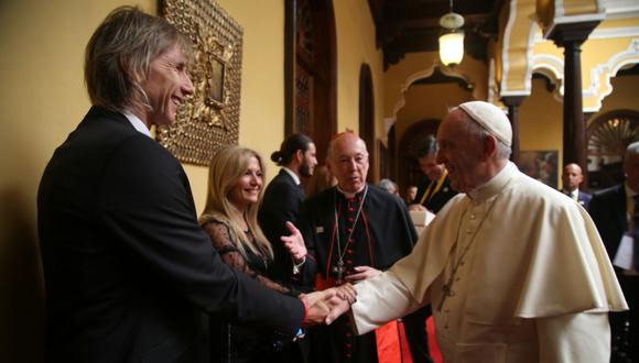 El papa Francisco saludó afectuosamente a Ricardo Gareca en el Palacio Arzobispal de Lima. Horas antes hizo lo mismo con Teófilo Cubillas. (Foto: @ElPapaEnPerú)