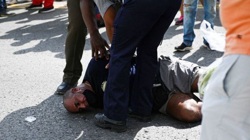 Muchos cubanos denuncian haber sido golpeados por la policía. (AFP).