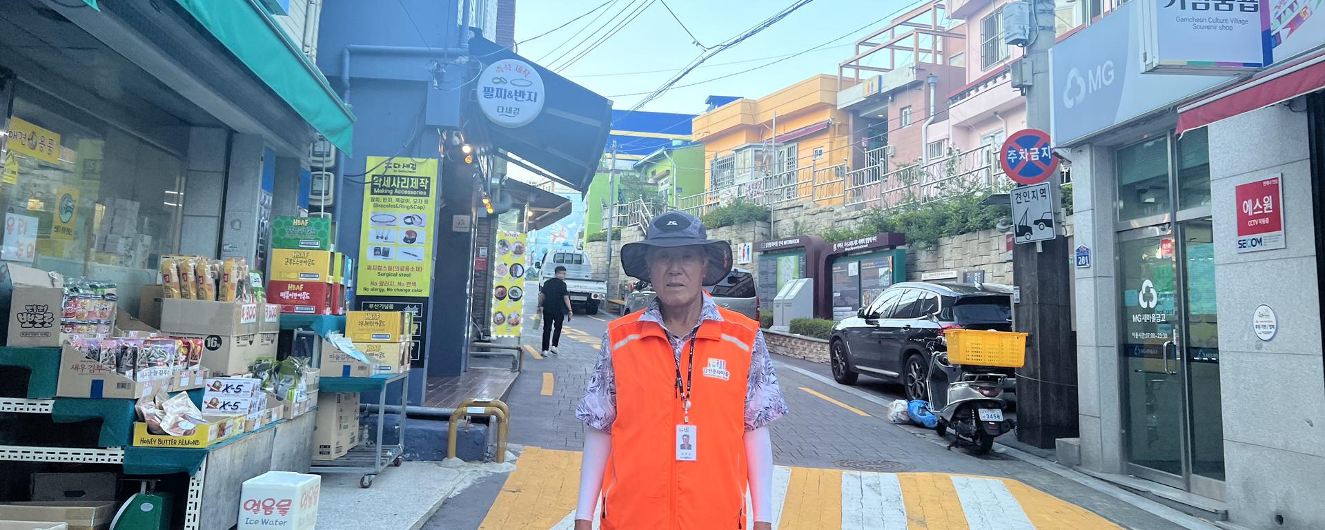 El norcoreano que sobrevivió a la guerra y hoy es guía en una villa creada para refugiados en Corea del Sur