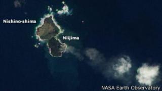 Una isla volcánica devora a su vecina en el Pacífico