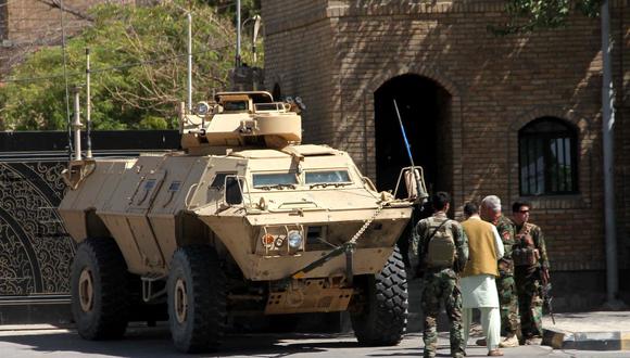 Efectivos de seguridad de Afganistán patrullan después de recuperar el control de partes de la ciudad de Herat tras una intensa batalla con militantes talibanes, el 7 de agosto de 2021. (EFE / EPA / JALIL REZAYEE).