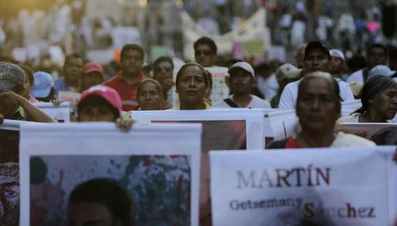 México: Miles marchan para exigir encontrar a los estudiantes