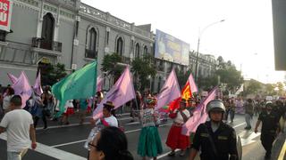 Estudiantes y grupos feministas marchan para exigir justicia
