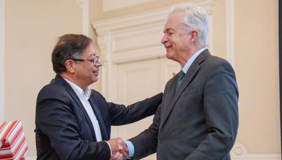 El presidente Gustavo Petro (izquierda) le da la mano a William Burns, director de la Agencia Central de Inteligencia (CIA), durante una reunión en Bogotá.