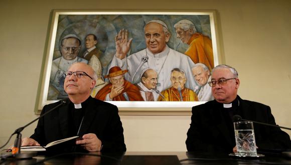 Los obispos Luis Fernando Ramos Pérez y Juan Ignacio González Errázuriz en conferencia de prensa desde el Vaticano. (Foto: Reuters/Yara Nardi)