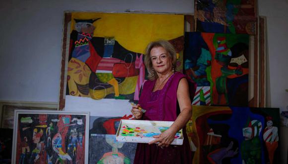 La artista peruana Augusta Sarria en su taller, rodeada de su obra pictórica.