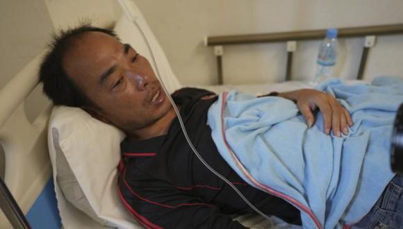 Zhu Pingfan, de 41 años y oriundo de la provincia de Hunan, en China, se recupera en una cama de hospital tras el naufragio de un bote cerca de una isla de Camboya.