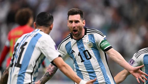 Lionel Messi celebra con Ángel Di María el golazo que le marco al Memo Ochoa en el Mundial de Qatar 2022. (Foto: AFP)