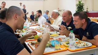 El Papa Francisco almorzó como un empleado más del Vaticano