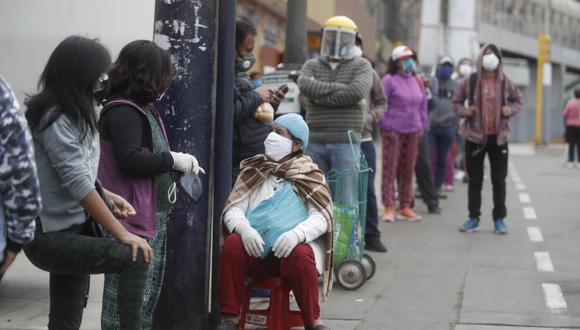 Así lucen las colas en los bancos para cobrar el Bono Familiar Universal: Foto: César Campos / GEC