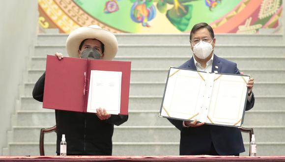 Pedro Castillo tras suscribir su declaración conjunta con Luis Arce, presidente de Bolivia. Foto: Presidencia