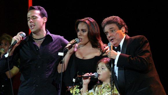 José José (derecha) junto a sus hijos Sarita (2da derecha), Marysol (2da izquierda) y José Joel (izquierda) durante un acto musical en 2004 en Nueva York. (Foto: EFE/Miguel Rajmil)