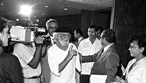 El 11 de abril de 1986, Ernesto Cardenal llegó a Lima para ser parte de un conversatorio sobre literatura. Tres años antes, Juan Pablo II le había prohibido administrar los sacramentos. (Foto: El Comercio)