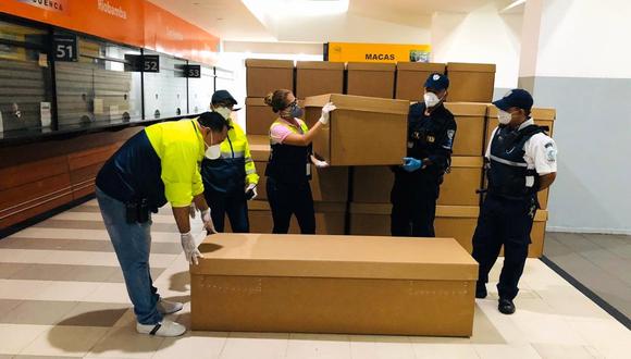 Ataúdes de cartón son almacenados este sábado en la terminal terrestre de Guayaquil (Ecuador). (Foto: EFE/Alcaldía de Guayaquil)