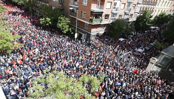 Simpatizantes del PSOE se concentran en los alrededores de la sede socialista de Ferraz para mostrar su apoyo al presidente del Gobierno, Pedro Sánchez.  EFE/Fernando Alvarado