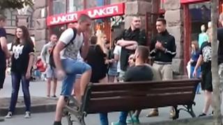 Indignante ataque a pareja homosexual en Ucrania [VIDEO]