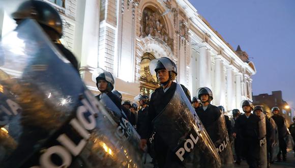 Las fuerzas policiales a las afueras del Congreso de la República horas después de que el presidente Martín Vizcarra anunciara, un 30 de septiembre, su cierre. (Foto: Andina/ Juan Pablo Azabache)