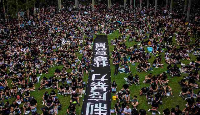 Una segunda manifestación, en la isla de Hong Kong esta vez, pretende concluir en un parque cercano a la sede de la Oficina de Enlace, órgano del gobierno central chino. (Foto: AFP)