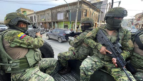 Soldados y policías ecuatorianos participan en un operativo de seguridad en el barrio Rivera del Río en Esmeraldas, Ecuador, el 21 de abril de 2023. (Foto de Enrique Ortiz / AFP)