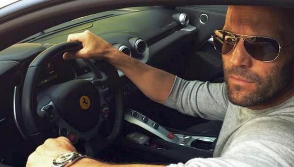 Facebook: Jason Statham presume de su Ferrari F12berlinetta