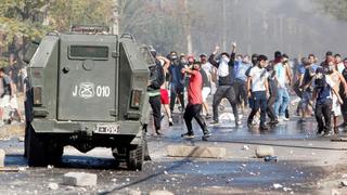 Chile: manifestantes y policías chocan en Santiago por falta de alimentos durante la cuarentena | FOTOS