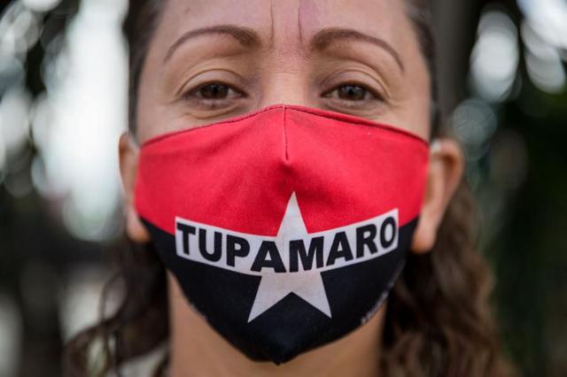 Militantes del partido político venezolano Tendencias Unificadas Para Alcanzar el Movimiento de Acción Revolucionaria Organizada (Tupamaro) participan en una manifestación contra el Tribunal Supremo de Justicia (TSJ) el 20 de agosto de 2020, en Caracas (Venezuela). (EFE/ Miguel Gutiérrez).