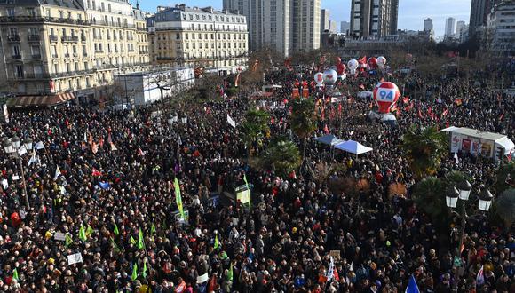 Los manifestantes se reúnen en Place d'Italie para una manifestación en un segundo día de huelgas y protestas en todo el Francia por la reforma de pensiones propuesta por el gobierno, en París el 31 de enero de 2023. (Foto: Alain JOCARD / AFP)