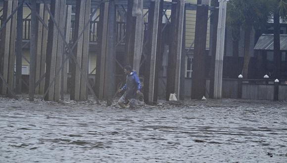 Un hombre camina por la calle inundada cerca del puerto deportivo Steinhatchee en Steinhatchee, Florida, el 30 de agosto de 2023, después de que el huracán Idalia tocara tierra. (Foto de CHANDAN KHANNA / AFP)