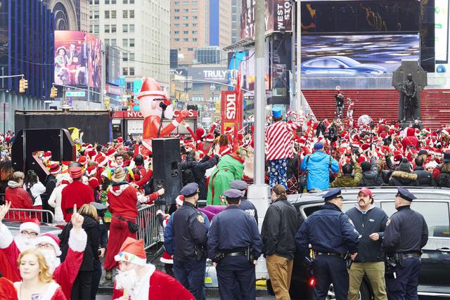 SantaCon no es sólo un día para divertirse: el dinero que se recauda al registrarse para participar se destina a varias organizaciones sin ánimo de lucro. (Foto: AFP)