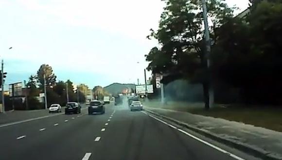 VIDEO: Un taxista estrella su BMW contra una furgoneta