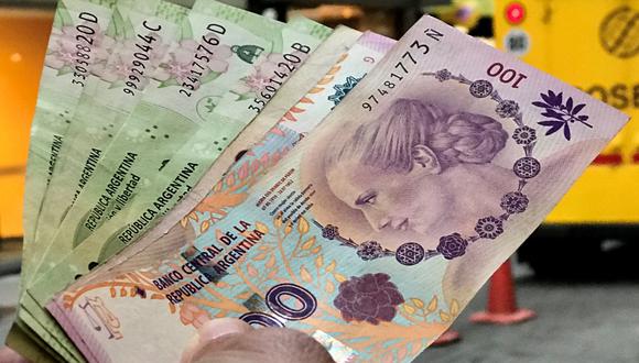 Hoy el llamado "dólar blue" cotizaba estable a US$ 136 pesos argentinos. (Foto: Reuters)