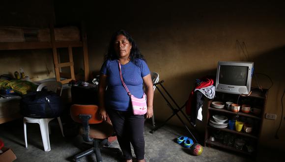 Olga Pomatay Ibarra tiene a dos de sus hijos internados en un hospital y a sus dos hijas durmiendo en una carpa del municipio debido a que su vivienda se incendió. (Foto: Anthony Niño de Guzmán/El Comercio)