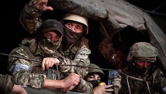 Los miembros del grupo Wagner miran desde un vehículo militar en Rostov-on-Don. (Foto de Roman ROMOKHOV / AFP)