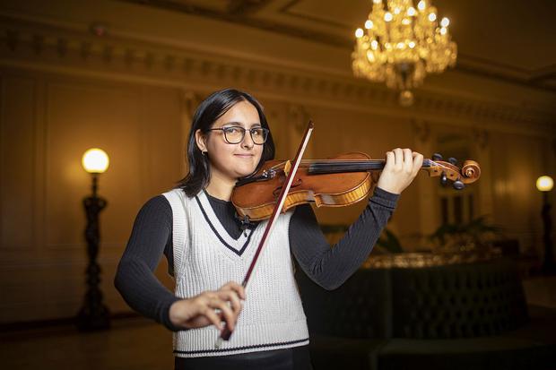 Eunice Vásquez pertenece a la Orquesta Juvenil de Sinfonía por el Perú. 