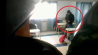 Facebook: profesor argentino es grabado robando a sus alumnos durante el recreo | VIDEO